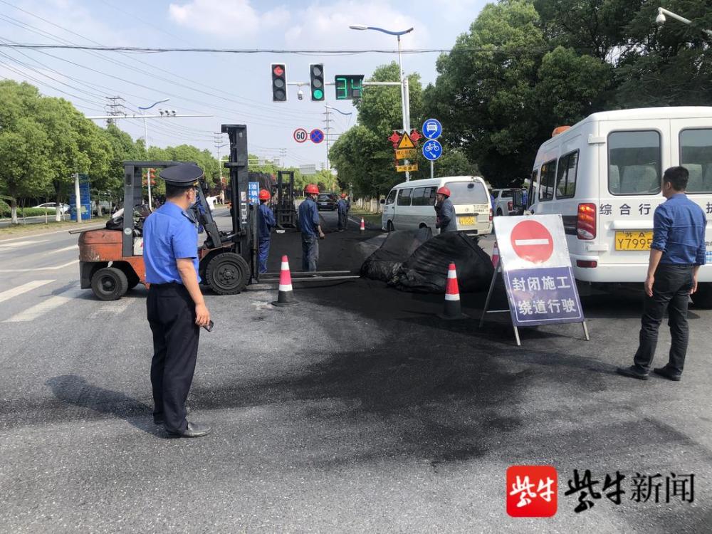 货车装运不牢大量活性炭污染道路，执法部门及时处置清理